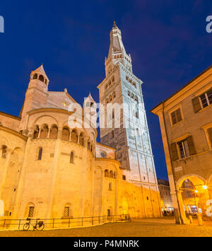 Modena - Le Duomo (cathédrale Metropolitana di Santa Maria Assunta e San Geminiano) au crépuscule. Banque D'Images