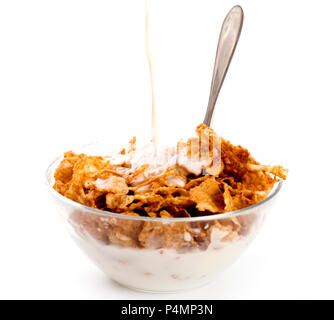 Verser le lait sur cornflakes isolated on white Banque D'Images