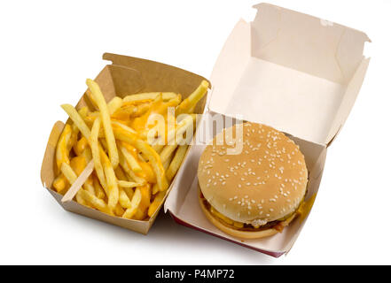 Tasty burger et frites avec fromage jaune, fast food et la mauvaise alimentation concept, restauration rapide en-cas isolé en vue supérieure avec fond blanc Banque D'Images