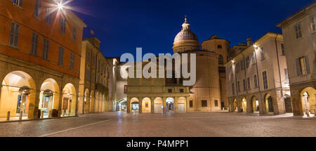 Reggio Emilia - La place Piazza San Prospero au crépuscule. Banque D'Images