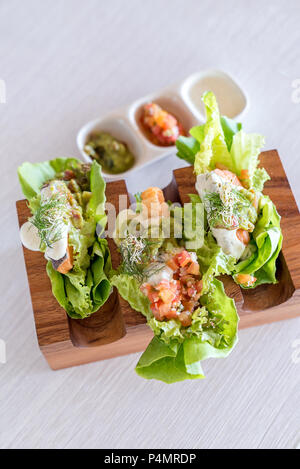 Salade de saumon Tacos set groumet mexical style alimentaire Banque D'Images