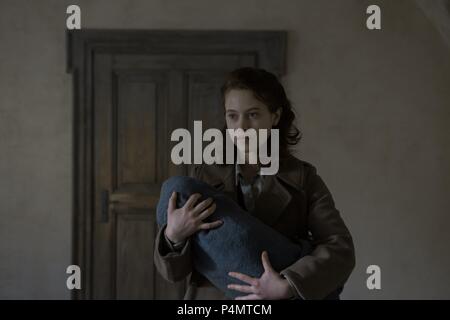 Film Original Titre : LES innocentes. Titre en anglais : LES innocentes. Film Réalisateur : Anne Fontaine. Année : 2016. Stars : LOU DE LAAGE. Credit : MANDARIN FILMS/FILM/AÉROPLAN MARS FILMS/France 2 Cinéma/SCOP / Album Banque D'Images