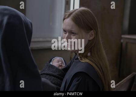 Film Original Titre : LES innocentes. Titre en anglais : LES innocentes. Film Réalisateur : Anne Fontaine. Année : 2016. Stars : KATARZYNA DABROWSKA. Credit : MANDARIN FILMS/FILM/AÉROPLAN MARS FILMS/France 2 Cinéma/SCOP / Album Banque D'Images