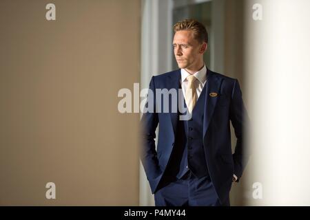 Titre original : LE RESPONSABLE DU SERVICE DE NUIT. Titre en anglais : LE RESPONSABLE DU SERVICE DE NUIT. Film Réalisateur : Susanne Bier. Année : 2016. Stars : TOM HIDDLESTON. Credit : British Broadcasting Corporation (BBC) / Album Banque D'Images