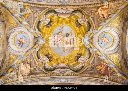 Parme, Italie - 17 avril 2018 : la fresque des anges avec les symboles du martyre de l'église de wault Chiesa di Santa Lucia Banque D'Images