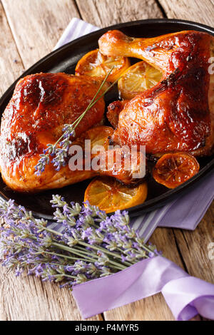 French food : cuisses de poulet au four avec du miel de lavande et de citron sur une plaque verticale sur la table. Banque D'Images