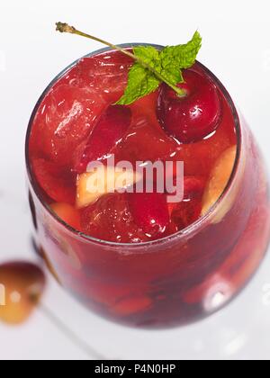 Une boisson fruitée avec cerises Banque D'Images