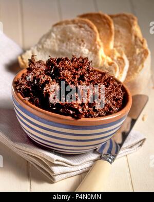 Crucoli di Caviale (pâte d'anchois avec le piment et les graines de fenouil, Italie) Banque D'Images