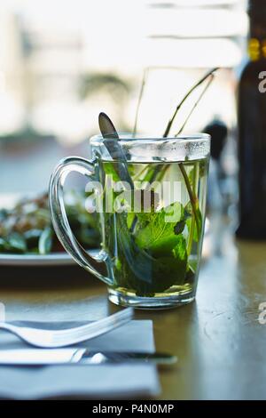 Thé de menthe poivrée dans une tasse en verre Banque D'Images