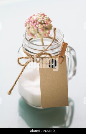 Cake pops avec un glaçage au chocolat blanc et perles de sucre Banque D'Images