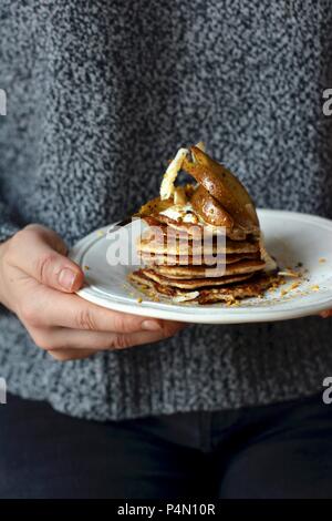 Des crêpes au confit de poires, sirop d'érable et du pollen d'abeille Banque D'Images