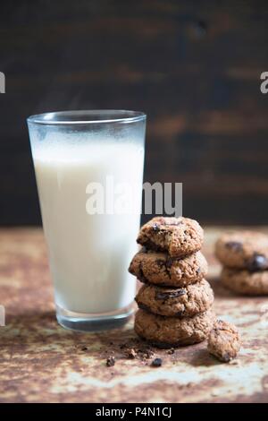 Cookies avoine et un verre de lait Banque D'Images