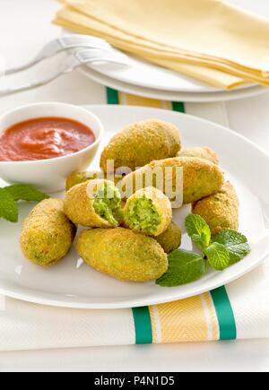 Croquettes de pois avec une trempette aux tomates Banque D'Images