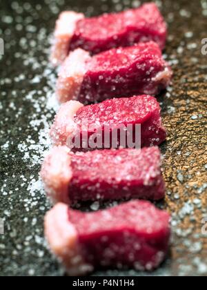 Picanha steak, tranchés et salées Banque D'Images