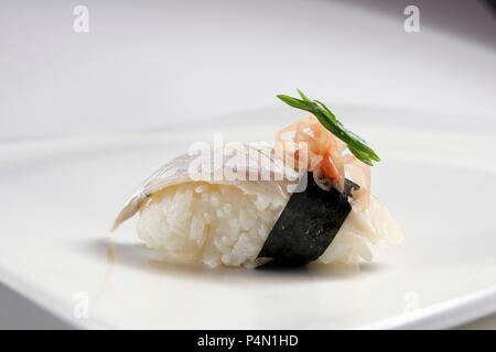 Nigiri sushi nori avec le poisson, et le gingembre Banque D'Images