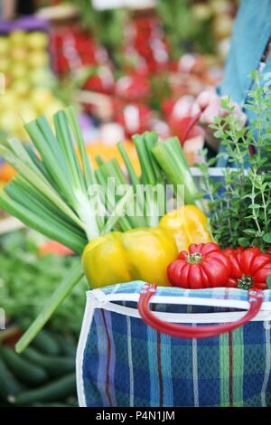 Des légumes frais dans un sac shopping Banque D'Images