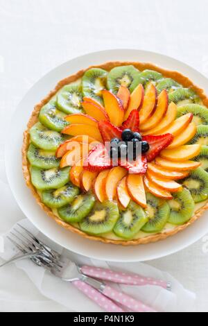 Flan à la crème de vanille et fruits Banque D'Images