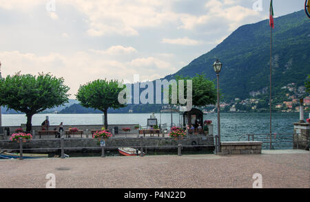 Vue panoramique sur le lac de Côme depuis le petit port de Torno, Italie Banque D'Images