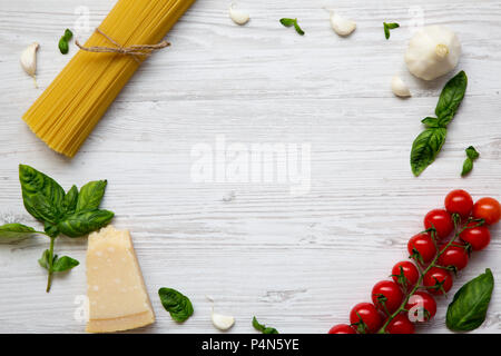 Châssis avec les ingrédients pour la cuisson des pâtes sur une table en bois blanc. Mise à plat. À partir de ci-dessus. Copier l'espace. Vue d'en haut. Banque D'Images