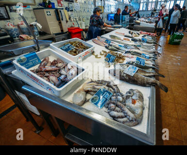 Cascais, Portugal - Juin 9th, 2018 : grand angle de visualisation de poisson frais local dans le marché du village de Cascais, Portugal Banque D'Images