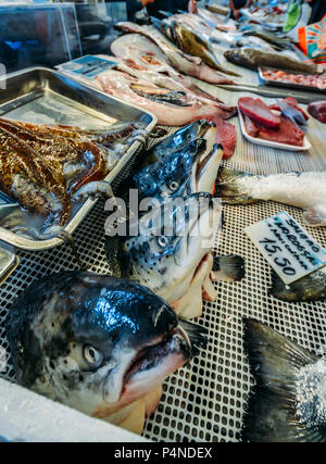 Cascais, Portugal - Juin 9th, 2018 : grand angle de visualisation de poisson frais local dans le marché du village de Cascais, Portugal Banque D'Images