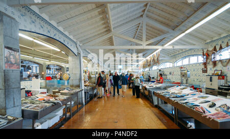 Cascais, Portugal - Juin 9th, 2018 : grand angle de visualisation de poisson frais local dans le marché du village de Cascais, Portugal Banque D'Images