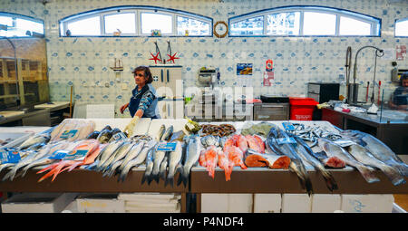 Cascais, Portugal - Juin 9th, 2018 : grand angle de visualisation de poisson frais local dans le marché du village de Cascais, Portugal Banque D'Images