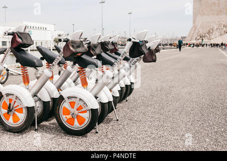 Lisbonne, juin 18, 2018 : service de location Rue Sitway en front de mer à Belem. Street business Banque D'Images