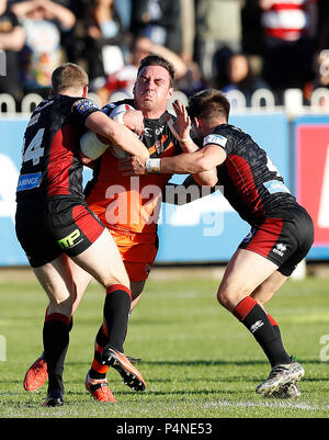 Castleford Tigers Grant Millington est abordé par Wigan Warriors Josh Woods (à gauche) et Oliver Gildart (à droite), au cours de la Super League à Betfred le Mend-A-Hose-Jungle, Castleford. Banque D'Images