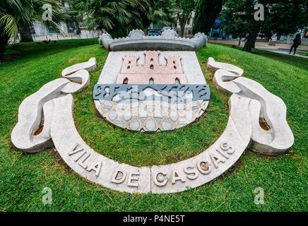 Cascais, Portugal - Juin 9th, 2018 : un panneau à l'entrée de Cascais, Porrtugal avec l'emblème de la ville sur l'herbe Banque D'Images