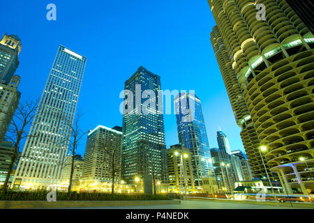 Bâtiments sur Wacker Drive sur la rive du fleuve de Chicago, Chicago, Illinois, États-Unis Banque D'Images