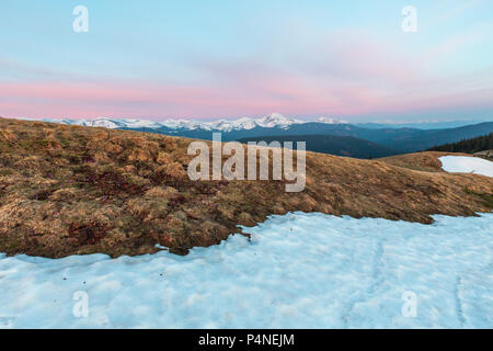 Coucher de soleil coloré au printemps paysage montagnes des Carpates, l'Ukraine, l'Europe. Banque D'Images