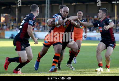 Castleford Tigers Jake Webster est abordé par Wigan Warriors Oliver Gildart et Morgan Escare (à droite), au cours de la Super League à Betfred le Mend-A-Hose-Jungle, Castleford. Banque D'Images