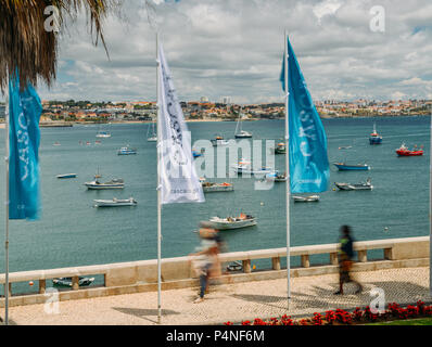 Cascais, Portugal - Juin 9th, 2018 Grand angle : longue exposition des piétons à côté de la station balnéaire portugaise de la baie de Cascais, plein de bateaux de pêche Banque D'Images