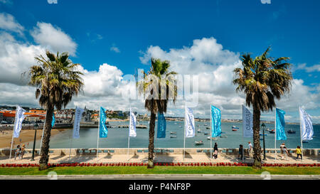 Cascais, Portugal - Juin 9th, 2018 Grand angle : longue exposition des piétons à côté de la station balnéaire portugaise de la baie de Cascais, plein de bateaux de pêche Banque D'Images