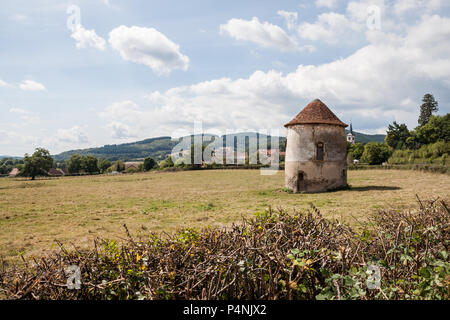 Ancien pigeonnier en pleine campagne sur Sunny Day Banque D'Images