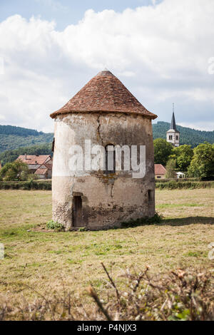 Ancien pigeonnier en pleine campagne sur Sunny Day Banque D'Images