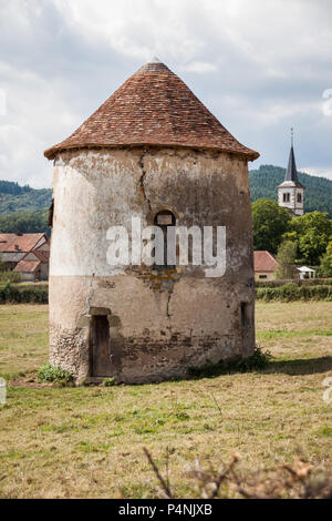 Ancien pigeonnier en pleine campagne sur Sunny Day Banque D'Images