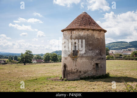 Ancien pigeonnier en pleine campagne sur Sunny Day Banque D'Images