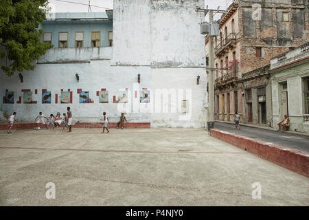 Les jeunes hommes non identifiés à jouer au soccer dans les rues de La Havane. La Havane, Cuba Banque D'Images