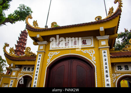 Hanoi, Vietnam - 16 mars 2018 : Entrée de la Pagode Tran Puoc l'un des plus importants monuments bouddhistes au Vietnam Banque D'Images