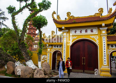 Hanoi, Vietnam - 16 mars 2018 : Entrée de la Pagode Tran Puoc l'un des plus importants monuments bouddhistes au Vietnam Banque D'Images