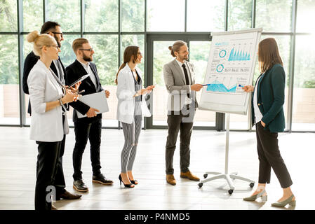 Les gens d'affaires au cours d'une conférence au bureau Banque D'Images