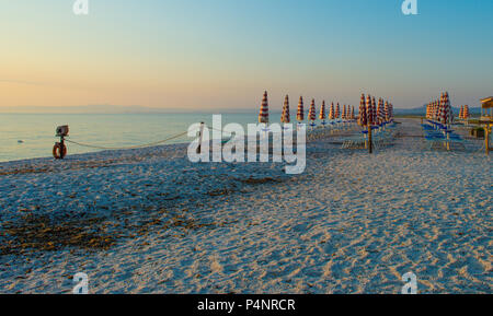Lever de soleil sur la plage Le Saline de, près de Stintino, Sardaigne Banque D'Images