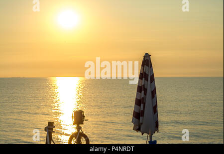 Lever de soleil sur la plage Le Saline de, près de Stintino, Sardaigne Banque D'Images