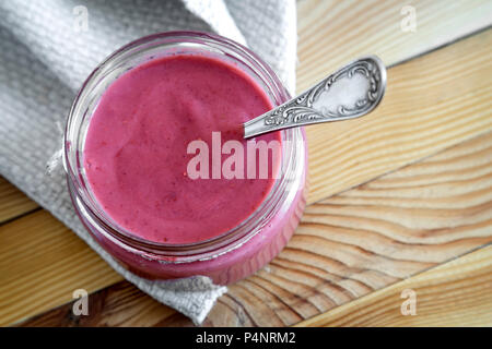 Dans un plat en verre sur la table sur une serviette smoothie aux fraises. La vue du sommet. Banque D'Images