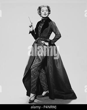 Titre original : Auntie Mame. Titre en anglais : Auntie Mame. Directeur de film : MORTON DACOSTA. Année : 1958. Stars : Rosalind Russell. Credit : Warner Brothers / Album Banque D'Images