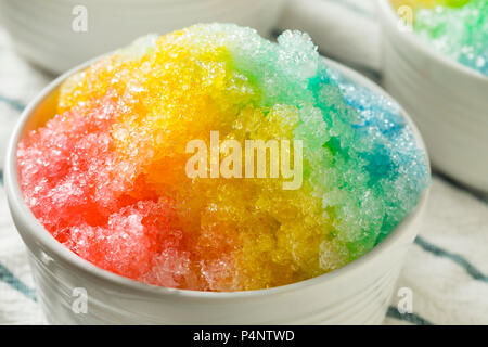 Maison Arc-en-ciel doux émincé dans un bol de glace Hawaïen Banque D'Images
