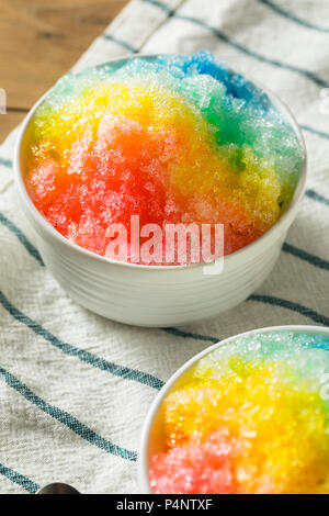 Maison Arc-en-ciel doux émincé dans un bol de glace Hawaïen Banque D'Images