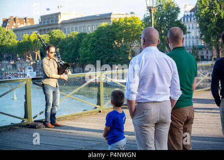 Musicien de race blanche jouant un tuyau en écossais Fête de la musique, fête de la musique sur le Pont des Arts (Pont des Arts) et l'auditoire, Paris, France Banque D'Images